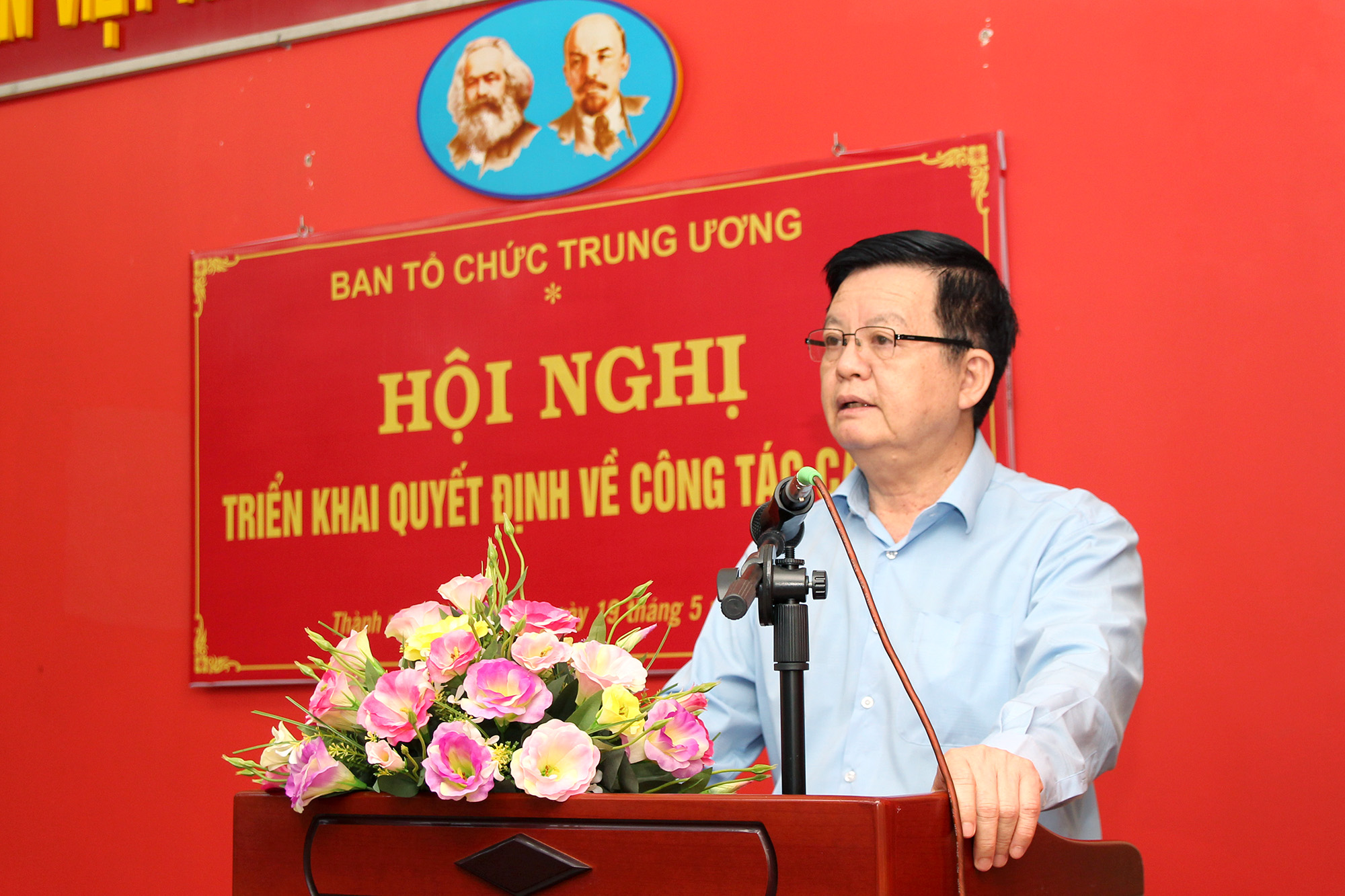 Đồng chí Mai Văn Chính, Phó Trưởng Ban Thường trực Ban Tổ chức Trung ương phát biểu tại Hội nghị (Ảnh: H.Hào).